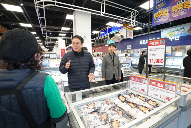 강도형(왼쪽 두 번째) 해양수산부 장관이 지난 5일 세종시 이마트 세종점을 방문해 정부 비축 오징어·참조기 반값 특별전 추진 상황을 점검하고 있다. 해수부 제공