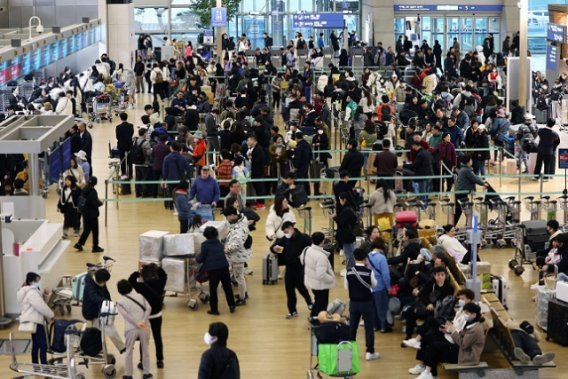 사진은 지난 2월 북적이는 인천공항. 연합뉴스