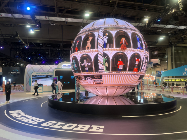 ‘CES 2024’ SK그룹 전시관에 설치된 ‘원더 글로브.’ 울산시 제공