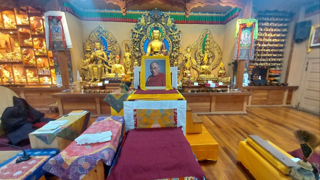 티베트 불교 사원인 부산 광성사 법당. 불상 앞 의자에 정신적 지도자 달라이 라마의 사진이 놓여 있다. 김희돈 기자