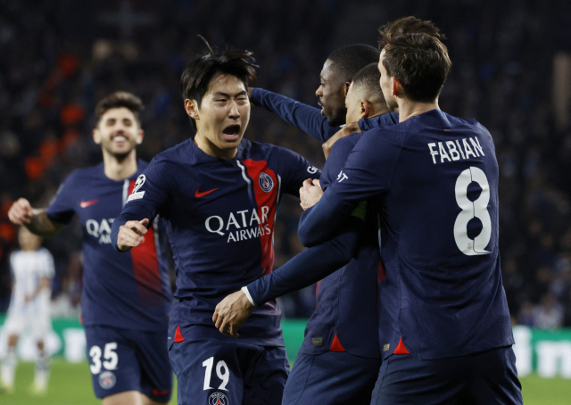 PSG 이강인이 6일(한국시간) 열린 레알 소시에다드와 UCL 16강 2차전에서 음바페의 골을 도운 뒤 함께 기뻐하고 있다. 로이터연합뉴스