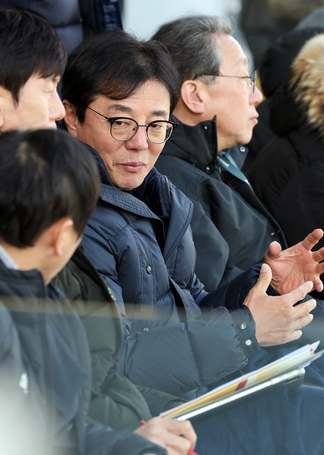 국가대표팀 임시 감독으로 선임된 황선홍 23세 이하(U-23) 축구대표팀 감독이 지난 2일 오후 광주축구전용경기장에서 열린 K리그1 2024 광주FC와 서울FC 경기를 관전하며 선수들 기량을 점검하고 있다. 연합뉴스