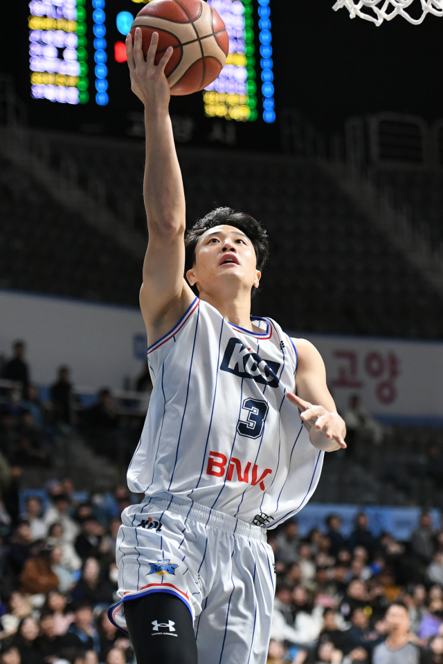 부산 KCC 허웅이 5일 고양 소노와 원정 경기에서 레이업슛을 시도하고 있다. KBL 제공