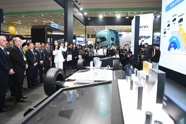 강경성(왼쪽 앞줄 세 번째) 산업통상자원부 1차관은 6일 오후 2시 서울 삼성동 코엑스 B홀에서 열린 ‘2024 인터 배터리’ 개막식에 참석해 테이프 컷팅 세리머니를 한 후 주요 기업 전시 부스를 둘러봤다. 산업부 제공