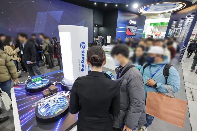 6일 서울 코엑스에서 개막한 '인터배터리 2024' 전시회에서 관람객들이 금양의 이차전지 '4695 배터리'를 살펴보고 있다. 연합뉴스