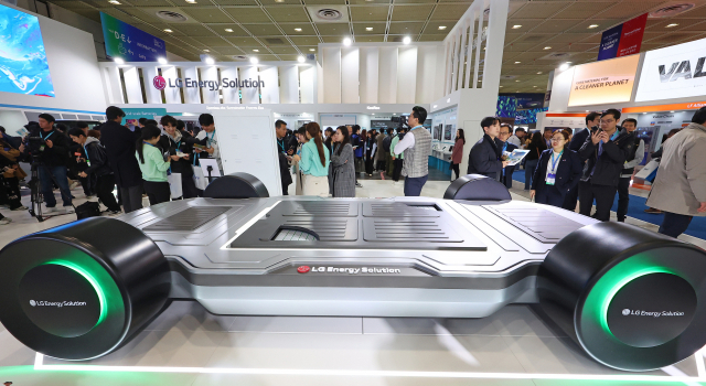 6일 서울 강남구 코엑스에서 열린 '2024 인터배터리(INTER BATTERY)' LG에너지솔루션 부스에 셀투팩(Cell To Pack) 컨셉의 배터리가 장착된 차량 플랫폼이 전시돼 있다. 연합뉴스