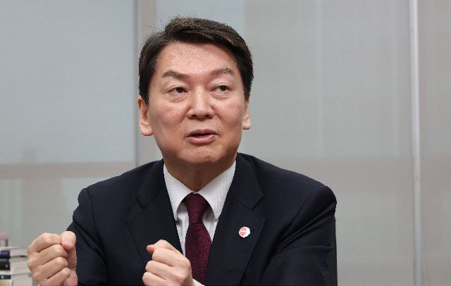 연합뉴스와 인터뷰하는 안철수 당 대표 후보．연합뉴스