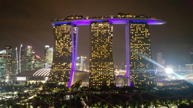 싱가포르의 랜드마크로 꼽히는 마리나베이샌즈호텔 야경. 부산일보DB