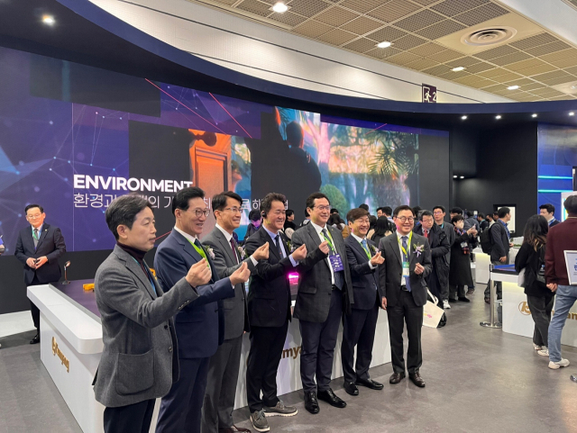 임상준 환경부 차관(왼쪽 네 번째), 류광지 금양 회장(다섯 번째) 등 관계자들이 6일 2024 인터배터리 전시회 금양 부스에서 기념 촬영을 하고 있다.