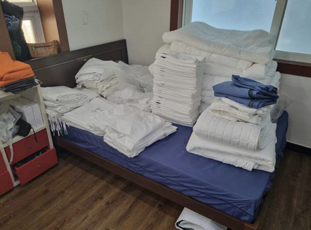 지난해 내국인 대상 영업을 하다 적발된 부산의 한 불법 공유숙박업소. 경찰 제공