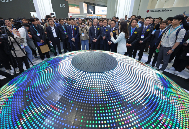 6일 서울 강남구 코엑스에서 열린 2024 인터배터리(INTER BATTERY)에서 개막식을 마친 강경성 산업부 1차관, 한국배터리산업협회장인 LG에너지솔루션 김동명 대표, 이석희 SK온 사장, 최윤호 삼성SDI 대표이사를 비롯한 배터리 업체 대표 등이 SK온 부스를 찾아 관계자의 설명을 듣고 있다. 연합뉴스