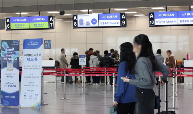 김해국제공항 국제선 에어부산 탑승 수속대 앞에 승객들이 붐비는 모습. 정종회 기자 jjh@