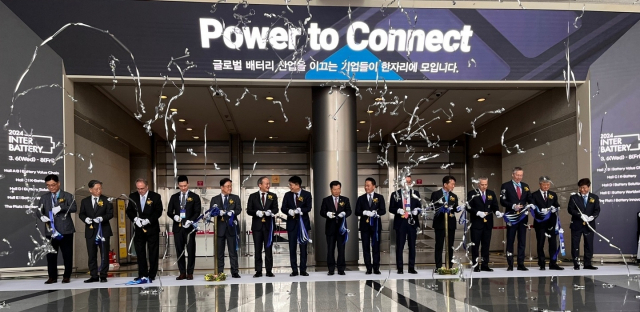 이석희 SK온 대표이사 사장(왼쪽 여섯 번째), 김동명 한국배터리산업협회 회장(일곱 번째), 강경성 산업통상자원부 1차관(여덟 번째), 최윤호 삼성SDI 대표이사(아홉 번째) 등 정부 및 배터리 업계 관계자들이 이날 인터배터리 2024 개막식에서 테이프 커팅식을 하고 있다.