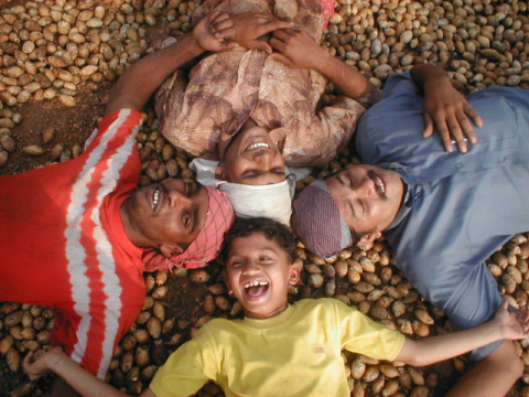 말리던 열대작물 에라커넛 위에 누워 있는 남인도 사람들의 모습이 한없이 평화스럽게 느껴진다. 변영미 제공