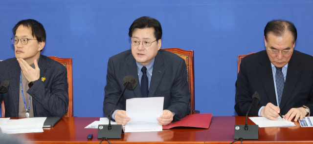 더불어민주당 홍익표 원내대표가 7일 국회에서 정책조정회의를 하고 있다. 연합뉴스 제공.