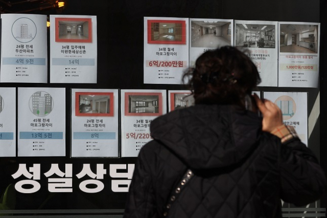 국토교통부가 발표한 ‘2월 주택통계’에 따르면 전국 미분양주택은 2월 기준으로 6만 4874호로 한달 전에 비해 1119호가 늘어났다. 사진은 서울의 한 부동산중개사무소 앞. 연합뉴스