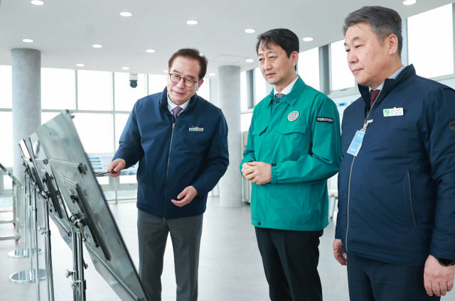 안덕근 산업통상자원부 장관이 7일 부산 기장군 고리원자력본부를 방문해 고리원전의 설비현황과 계속운전 등 중요 추진상황을 청취하고 있다. 산업부 제공