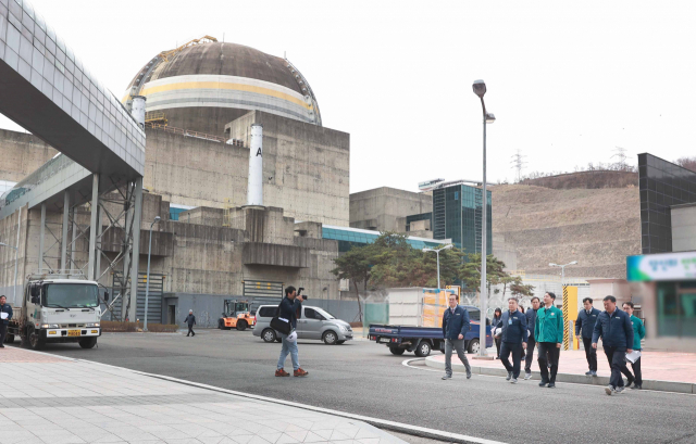 안덕근 산업통상자원부 장관이 7일 부산 기장군 고리원자력본부를 찾아 가동 원전의 안전과리 실태와 계속운전 준비 상황 등을 점검했다. 산업부 제공