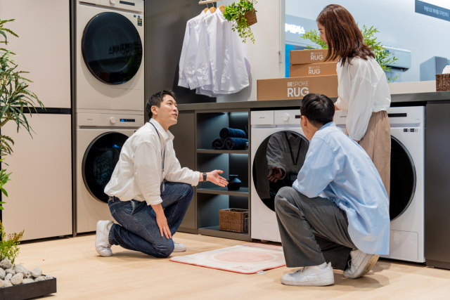 삼성전자 직원이 소비자들에게 신혼가전 캠페인 ‘비스포크 러그’를 소개하고 있다.삼성전자 제공
