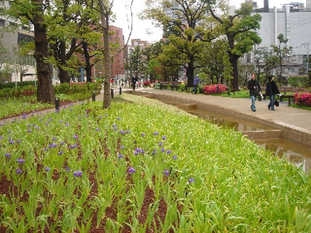 과감할 정도로 친환경적 조경시설을 해놓은 일본 도쿄 미드타운의 모습. 미드타운은 부지 면적의 40%가 녹지로 되어 있다. 부산일보DB