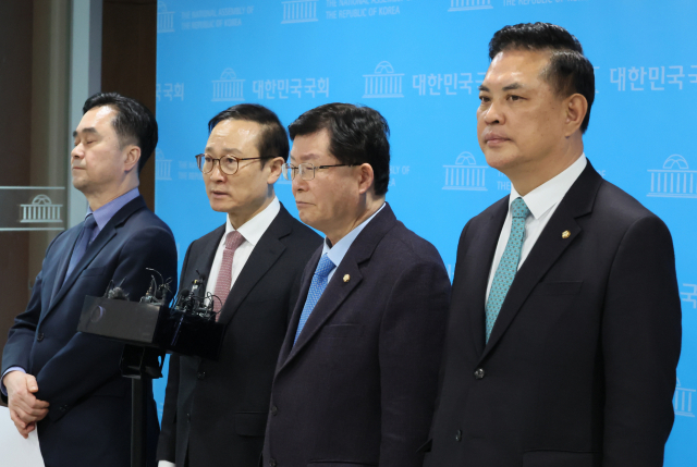 더불어민주당 탈당파인 새로운미래 김종민 공동대표와 홍영표, 설훈, 박영순 의원이 7일 국회 소통관에서 민주연대 추진을 위한 기자회견을 한 후 취재진의 질문에 답하고 있다. 연합뉴스 제공.