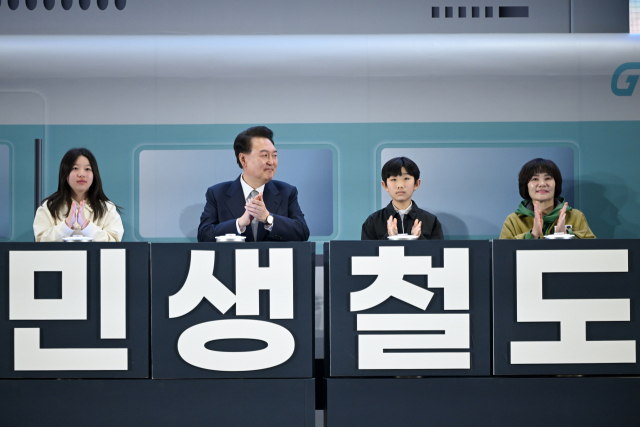 윤석열 대통령이 7일 인천 송도컨벤시아에서 열린 수도권광역급행철도(GTX) B노선 착공기념식에서 기념 세리머니를 하며 박수를 치고 있다. 대통령실 제공.