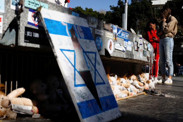 이스라엘 여성들이 6일(현지시간) 팔레스타인 무장정파 하마스에 납치된 인질 사진과 석방을 기원하는 물품을 보고 있다. 로이터연합뉴스