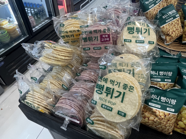 지난 5일 오후 7시께 방문한 부산 해운대구 중동 소포장식품 전문 마켓에 1인분으로 소분한 뻥튀기, 채소 등이 진열돼있다. 양보원 기자 bogiza@