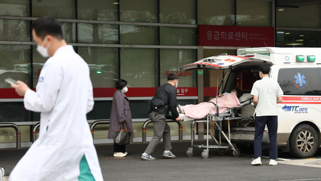 조규홍 보건복지부 장관이 7일 전북대병원을 찾아 의료진을 격려했다(위쪽). 지난 5일 전공의 공백이 계속되는 국면에 서울 한 대형병원 응급실 앞을 한 의사가 지나가는 모습. 보건복지부 제공·연합뉴스