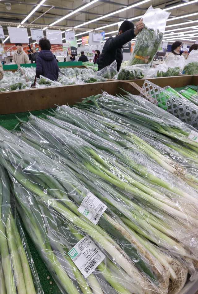 7일 서울 한 대형마트에서 장을 보는 시민의 모습. 연합뉴스