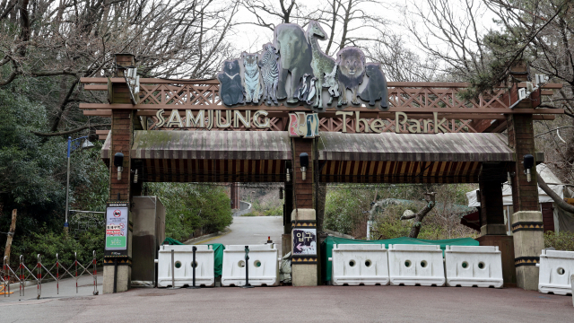 부산 유일의 동물원 부산진구 초읍동 삼정더파크 정문이 굳게 닫혀 있다. 2014년 개장한 삼정더파크는 적자와 운영 비용 등을 견디지 못해 2020년 4월 문을 닫아 휴원 4년째를 맞고 있다. 정종회 기자 jjh@