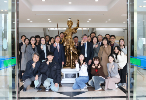 동상 왼쪽 기부자 윤기창 법무법인 해원 대표변호사, 오른쪽 박배근 부산대 법학전문대학원장