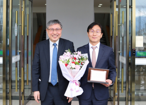 왼쪽부터 박배근 부산대 법학전문대학원장, 기부자 윤기창 법무법인 해원 대표변호사