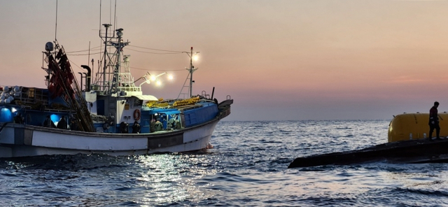 해양경찰 구조대가 9일 오전 6시 40분께 통영시 욕지면 남쪽 68km 해상에서 전복된 해신호 실종 선원을 찾기 위해 야간 수색 작업을 벌이고 있다. 통영해양경찰서 제공