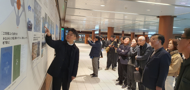 양산시 벤치마킹팀이 일본 요코하마 창조도시센터에서 관계자로부터 역사적 건물을 새롭게 재탄생시켜 관광자원화로 활용한 노하우에 대해 설명을 듣고 있다. 양산시 제공