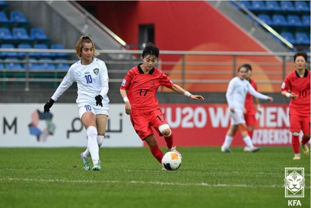 한국 U-20 여자축구 대표팀 홍채빈이 9일(한국시간) AFC 여자 U-20 아시안컵 조별리그 우즈베키스탄과 경기에서 드리블을 하고 있다. 연합뉴스