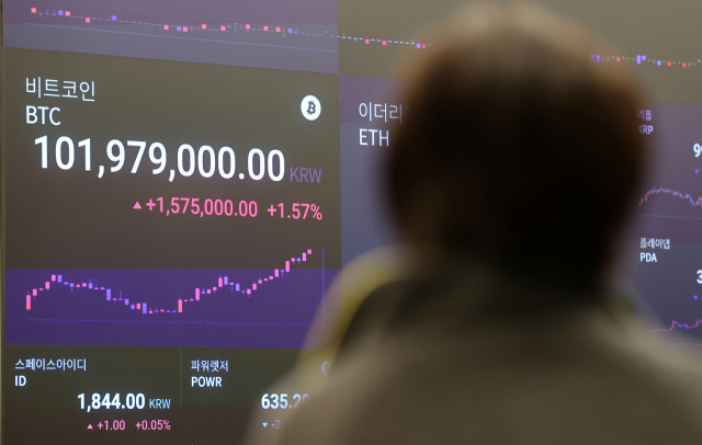 가상화폐 비트코인의 가격이 연일 최고가 행진을 이어가는 12일 오후 서울 강남구 업비트 라운지 전광판에 비트코인 원화마켓 시세가 표시되고 있다. 연합뉴스