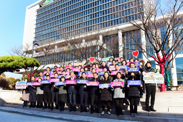 부산 사상구청이 2023년 1월 ‘고향사랑기부제’ 동참을 호소하는 행사를 구청 앞에서 진행한 모습. 사상구청 제공