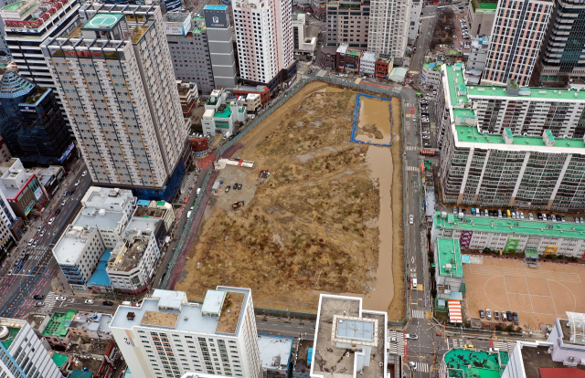 고금리 장기화와 공사비 급증으로 건설사들이 ‘옥석 가리기’에 나서는 등 부산 지역 재건축·재개발 사업장들의 양극화가 심화할 전망이다. 최근 시공사에서 공사비 대폭 증액을 요청한 부산진구 범천1-1구역의 전경. 정종회 기자 jjh@