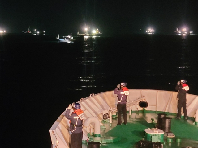 14일 오전 4시 14분 욕지도 남방 4.6해리 인근에서 선원 11명이 탄 139t급 쌍끌이저인망어선이 침수돼 1명이 실종됐다. 통영해양경찰서 경비정이 실종자를 찾고 있다. 통영해양경찰서 제공