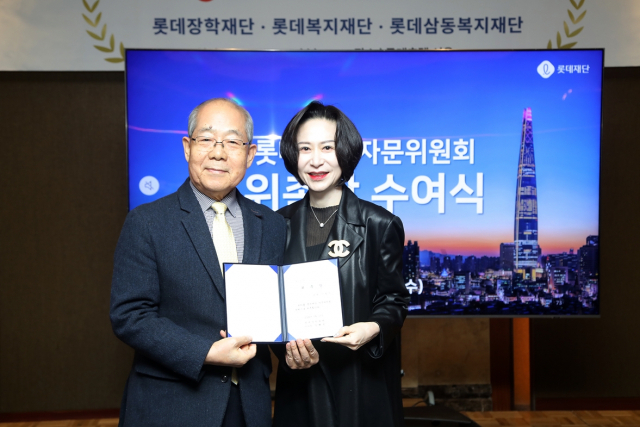이철우 전 롯데쇼핑 대표이사(왼쪽)와 장혜선 롯데재단 이사장. 연합뉴스