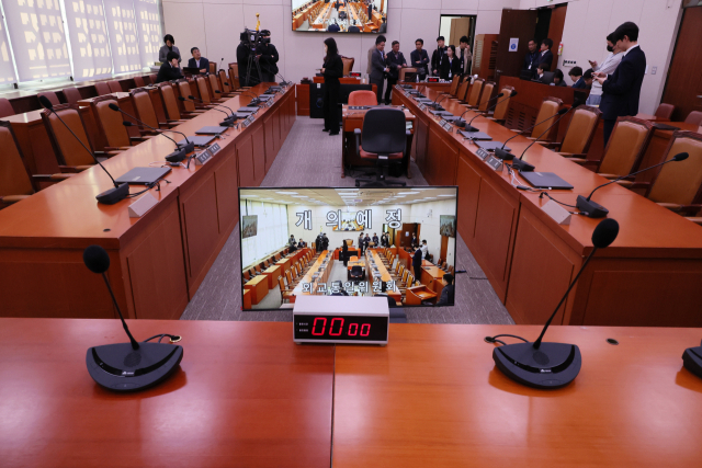 14일 국회 외교통일위원회 전체회의가 여야 의원들의 불참으로 개의하지 못하고 있다. 국회 외교통일위원회 소속 더불어민주당 의원들은 이날 이종섭 전 국방부 장관의 주호주 대사 임명 경위를 살펴보기 위한 전체회의 소집을 국민의힘이 거부했다고 비판했다. 연합뉴스