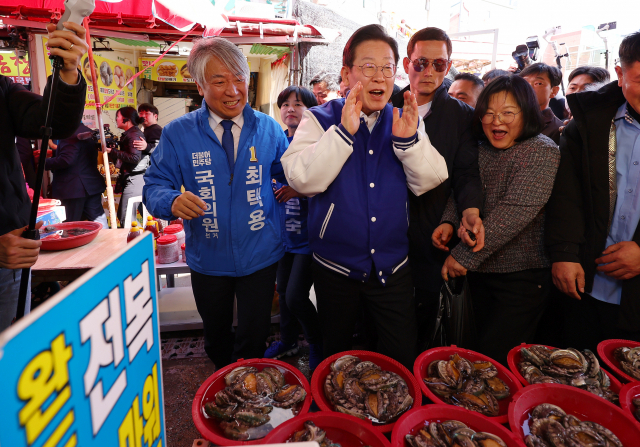 이재명 더불어민주당 대표가 15일 오후 부산 기장군 기장시장을 방문해 지역 총선 후보들과 함께 지지를 호소하고 있다. 이재찬 기자 chan@