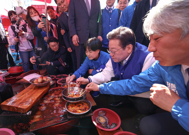 더불어민주당 이재명 대표는 15일 지난 1월 흉기 피습 이후 두 번째로 부산 기장군 기장시장을 찾았다. 이재찬 기자 chan@