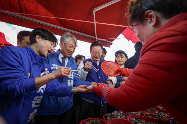 더불어민주당 이재명 대표는 15일 지난 1월 흉기 피습 이후 처음으로 부산을 찾았다. 첫 방문지인 기장군 기장시장. 이재찬 기자 chan@