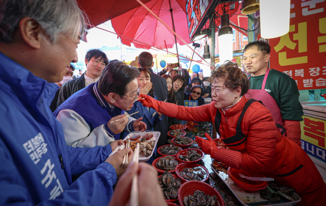 더불어민주당 이재명 대표는 15일 지난 1월 흉기 피습 이후 처음으로 부산을 찾았다. 첫 방문지인 기장군 기장시장. 이재찬 기자 chan@