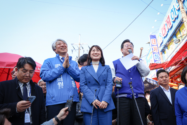 더불어민주당 이재명 대표는 15일 지난 1월 흉기 피습 이후 두 번째로 부산 기장군 기장시장을 찾았다. 민주당 부산시당 제공
