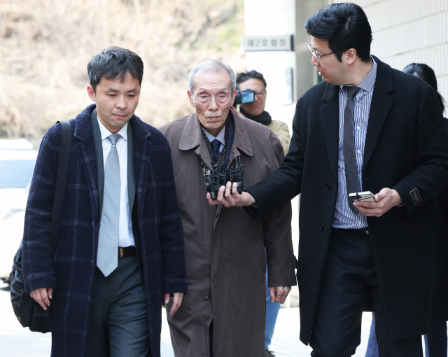 여성을 강제 추행한 혐의로 기소된 배우 오영수 씨가 2024년 3월 15일 오후 경기도 성남시 수원지방법원 성남지원에서 열린 1심 선고공판을 마치고 나오고 있다. 연합뉴스