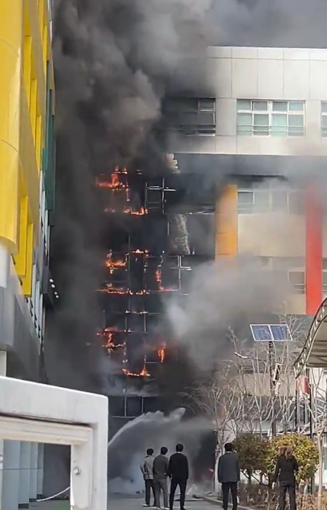 18일 오후 2시 1분 통영시 광도면 죽림매립지 내 제석초등학교 쓰레기장에서 불이 나 소방대가 긴급 대응에 나섰다. 독자 제공