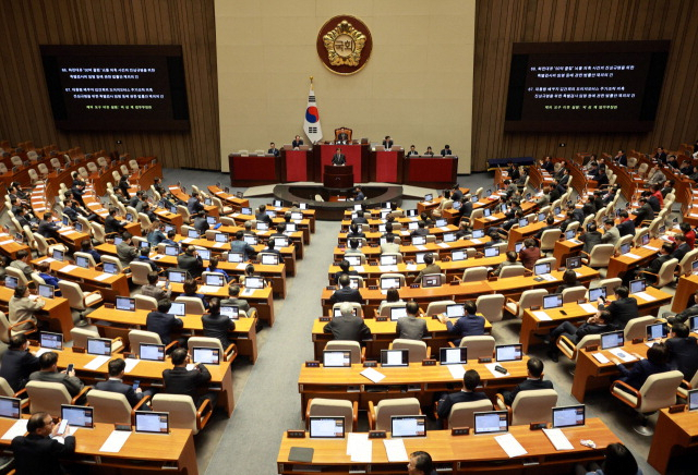 증권업계는 STO 사업에 많게는 60억 원 이상까지 투자한 것으로 알려졌지만, 정작 국회에서 관련 법안 통과가 늦어지고 있다. 사진은 국회 본회의 모습. 연합뉴스